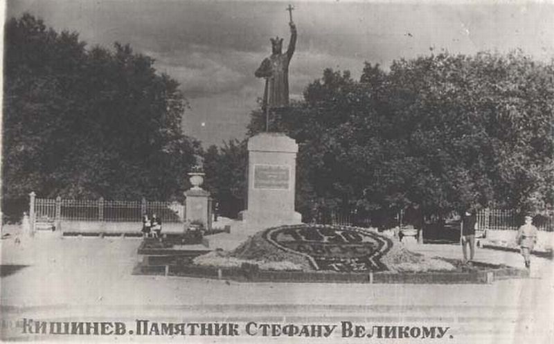 Памятник в 1950 году