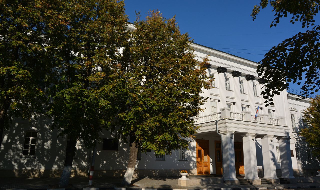 Здание Дворянского собрания, где в левом крыле находилась Карамзинская библиотека. Ульяновск. 2015