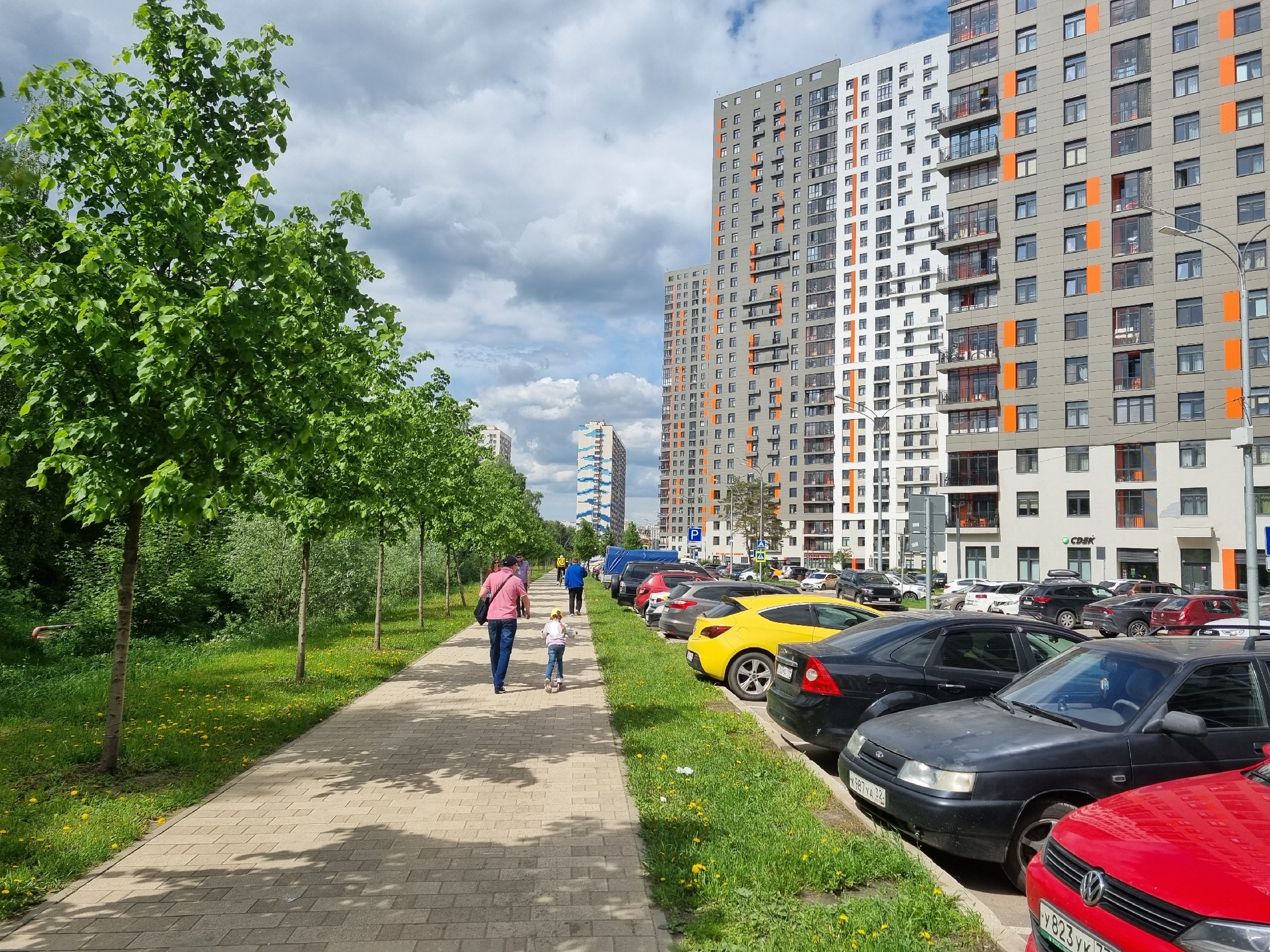 Сосновая улица, проложенная вдоль Кузьминского лесопарка при строительстве жилого комплекса. Вид в сторону станции метро «Котельники», июнь 2022 года.