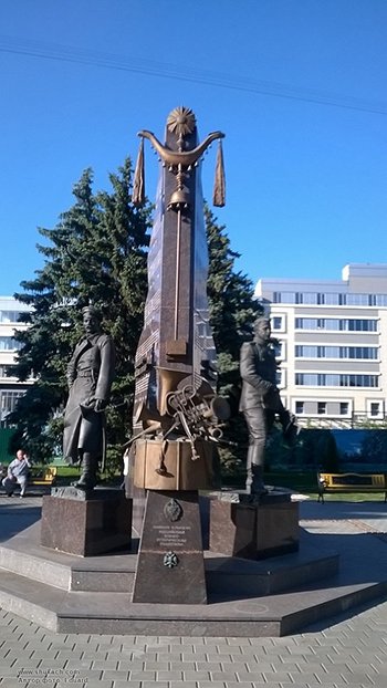 Файл:Памятник_Шатрову_и_Агапкину.JPG