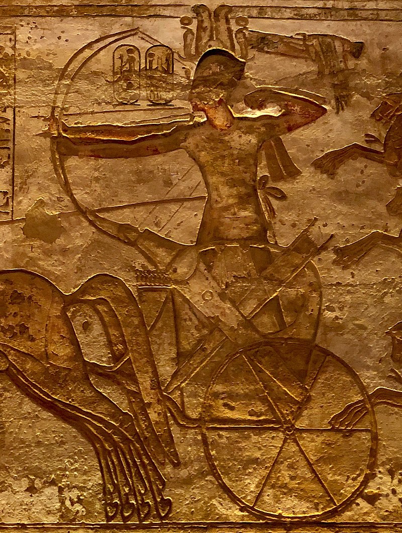 Рамзес II сражается на колеснице в битве при Кадеше с двумя лучниками, один с поводьями, привязанными к талии, чтобы освободить обе руки (рельеф с работы Абу-Симбела )