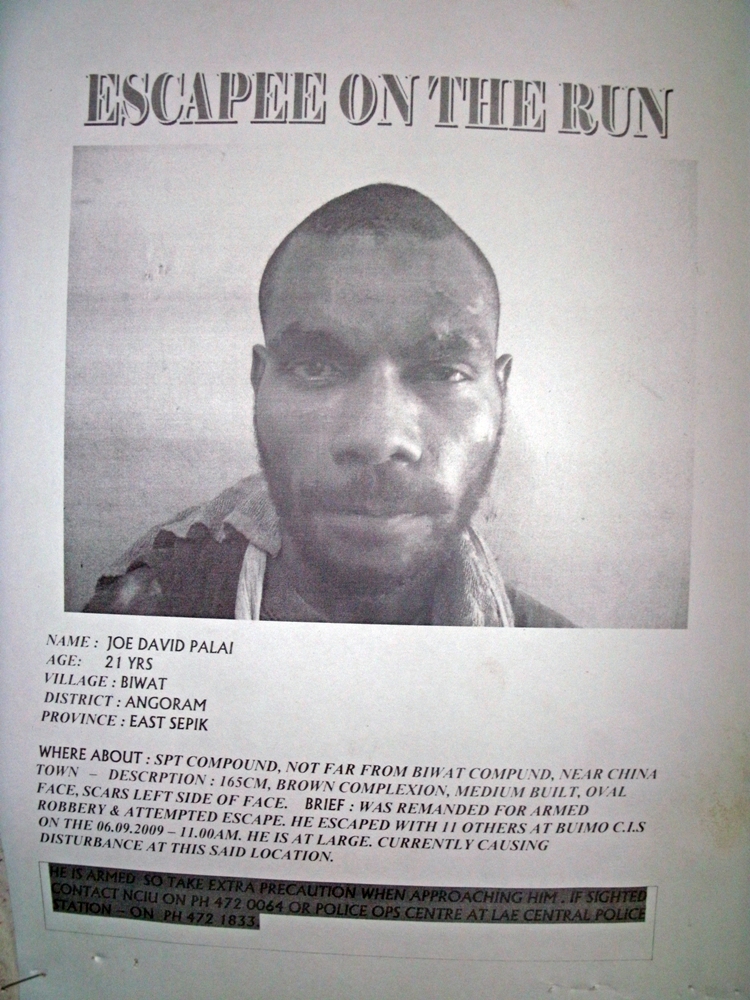 Разыскивается беглец (плакат в отделении полиции города Лаэ)