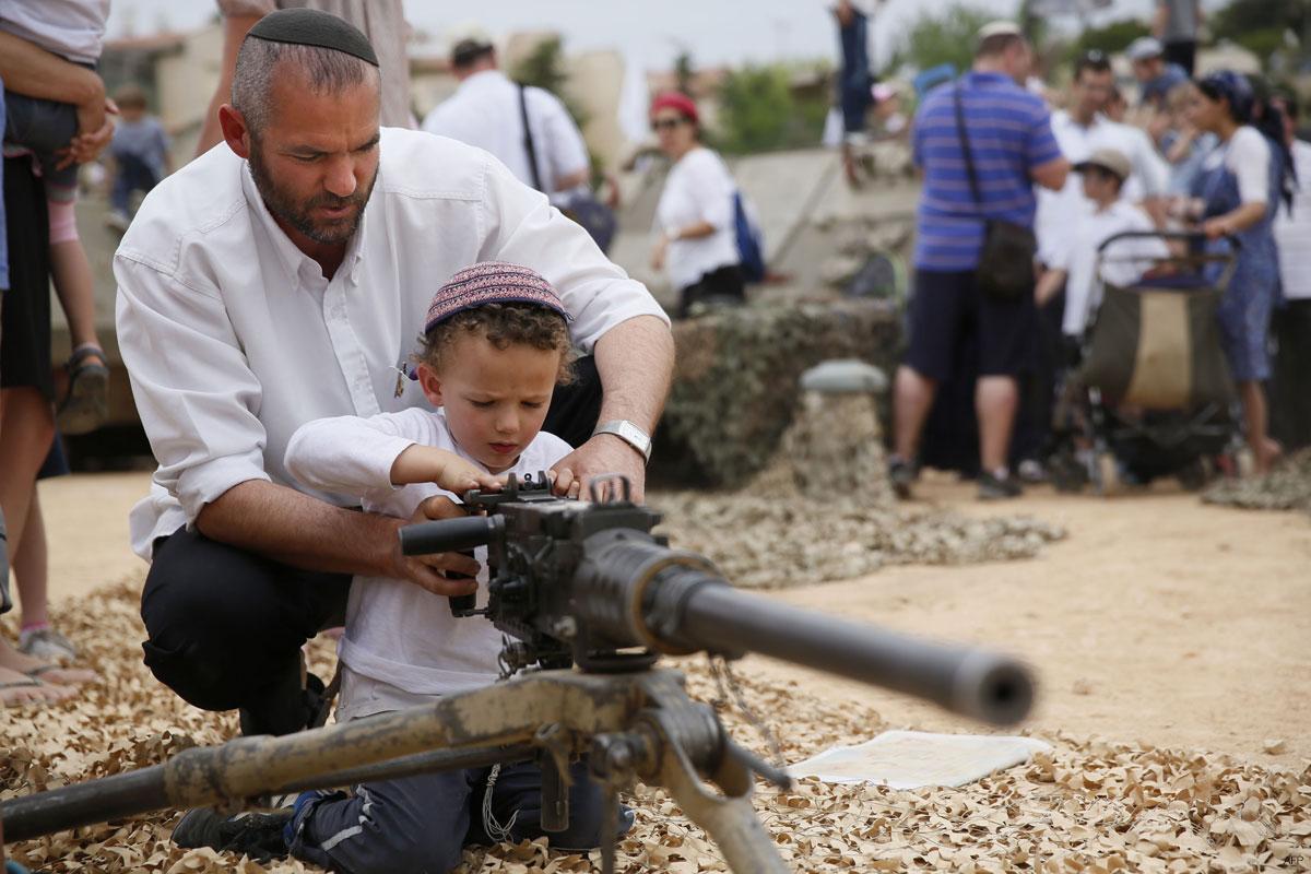 Файл:Israeli-man-shown-his-son-how-use-use-a-machine-gun-israeli-children-gun.jpg