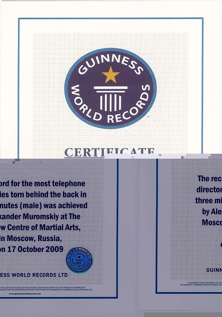 Файл:Третий Мировой рекорд Александра Муромского 17 октября 2009 год по разрыванию телефонных справочников 2.jpg