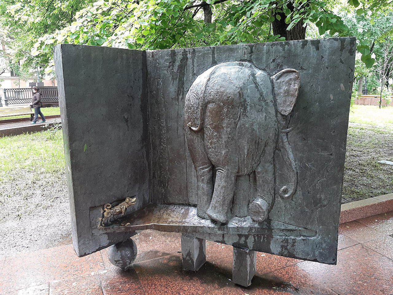 Патриаршие пруды. Скульптура «Слон и Моська»