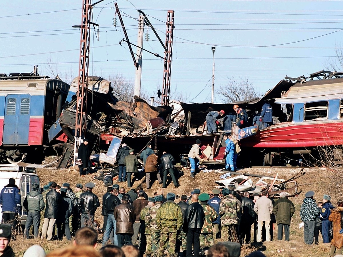Файл:2003 12 5 Yessentuki train attack 01.jpg