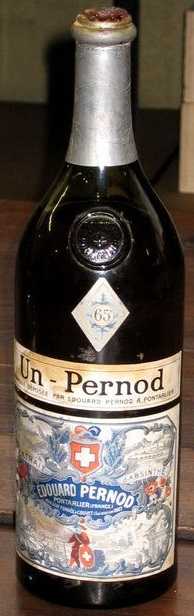 с наклейкой Un-Pernod