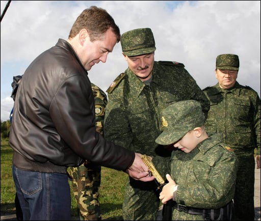 Медведев дарит Коле пистолет