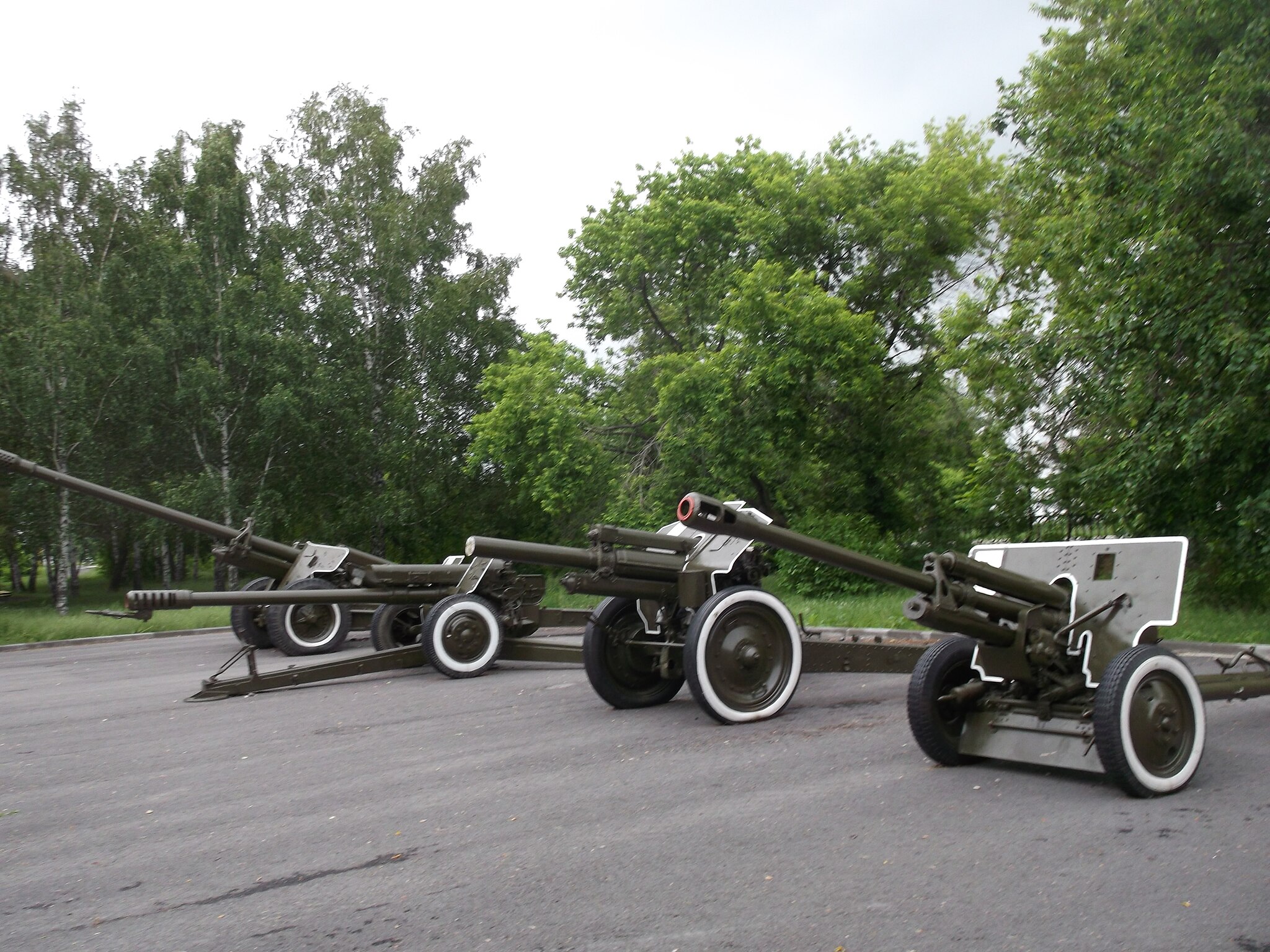 Выставка орудий в городском саду. Год основания: 2014. Место расположения: Аллея Героев.