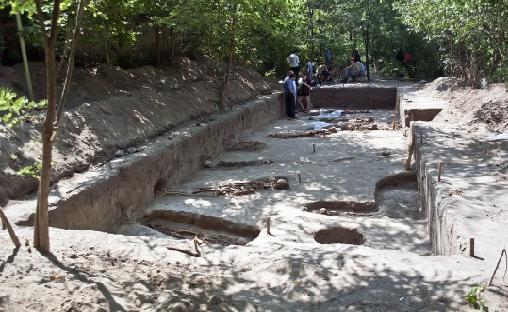 Файл:Территория раскопок у Мазаракиевской церкви.JPG