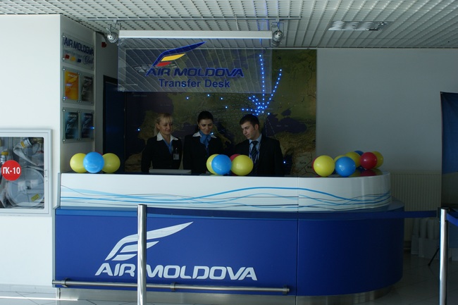 Файл:Стойка для транзитных пассажиров Air Moldova.jpg