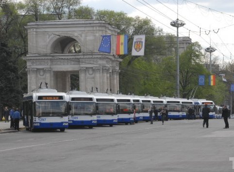 Файл:Парад троллейбусов АКСМ-321 в Кишинёве.jpg