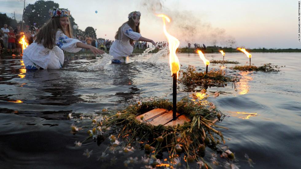Пускание свечей по воде — обычай, свойственный празднику летнего солнестояния