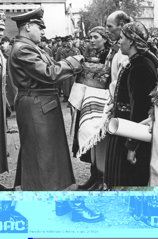 Делегация жителей Станиславова приветствуют губернатора Ханса Франка хлебом и солью. Октябрь 1941