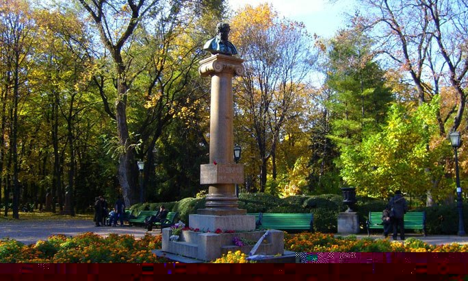 Файл:Памятник Пушкину Кишинёв.jpg