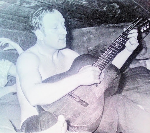 Владимир Деньгин на Грифах с гитарой.jpg