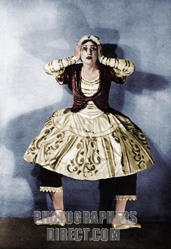 Лидия Соколова в роли куклы в балете «Петрушка»