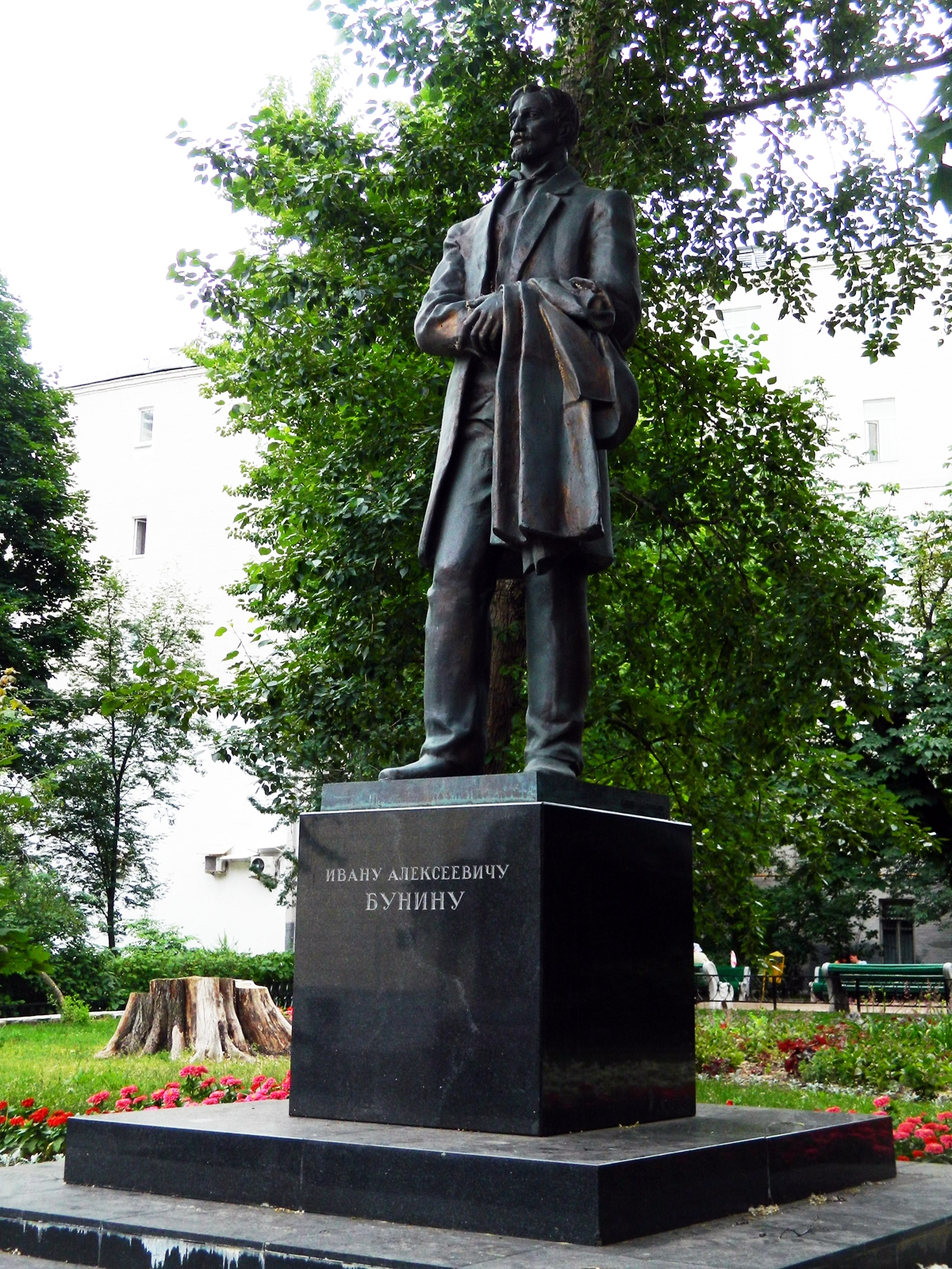памятник бунину в париже