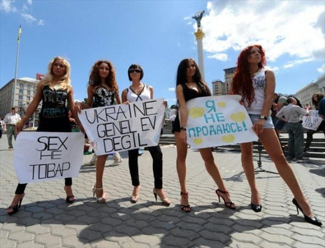 Файл:Femen Ukraina ne bordel 2008.jpg