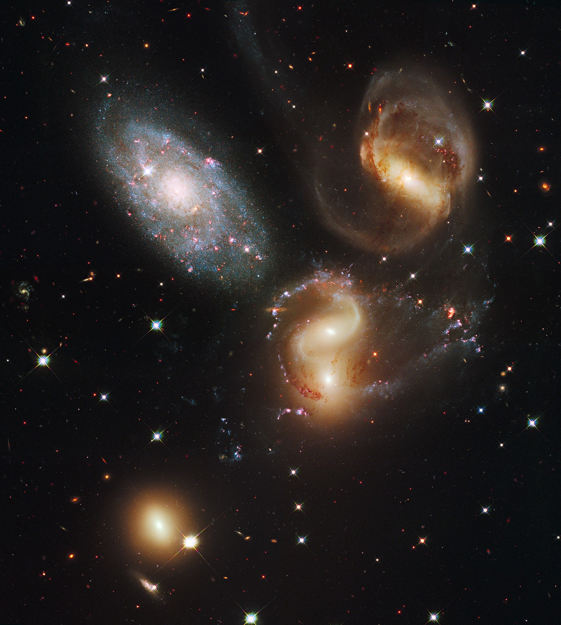 Группа галактик – квинтет Стефана. Группа из пяти галактик в созвездии Пегаса, четыре из которых формируют компактную группу галактик, пятая галактика лишь проецируется на группу