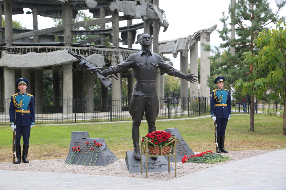 Памятник Защитникам Воронежа, закрывшим собой амбразуру 9.jpg