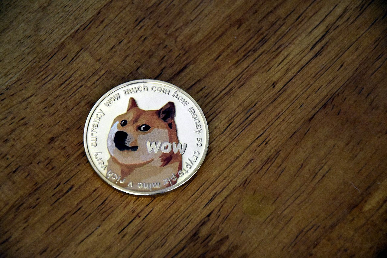 Файл:Dogecoin gold coin on wood 5 - heads 2 d.jpg