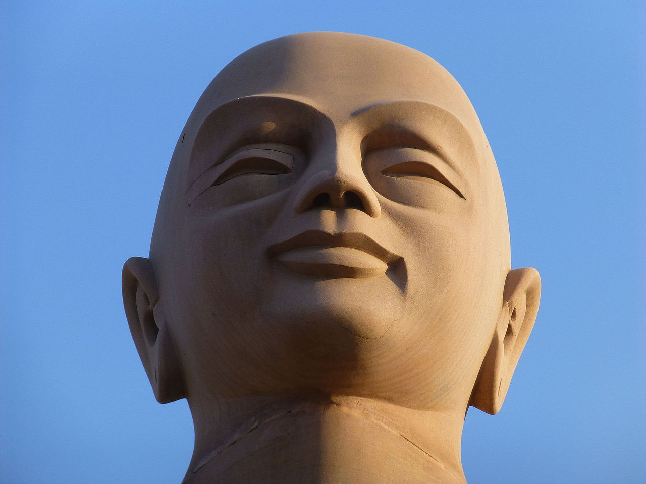 Bodh Gaya - Buddha Statue - Upali (9227722130) 2.jpg
