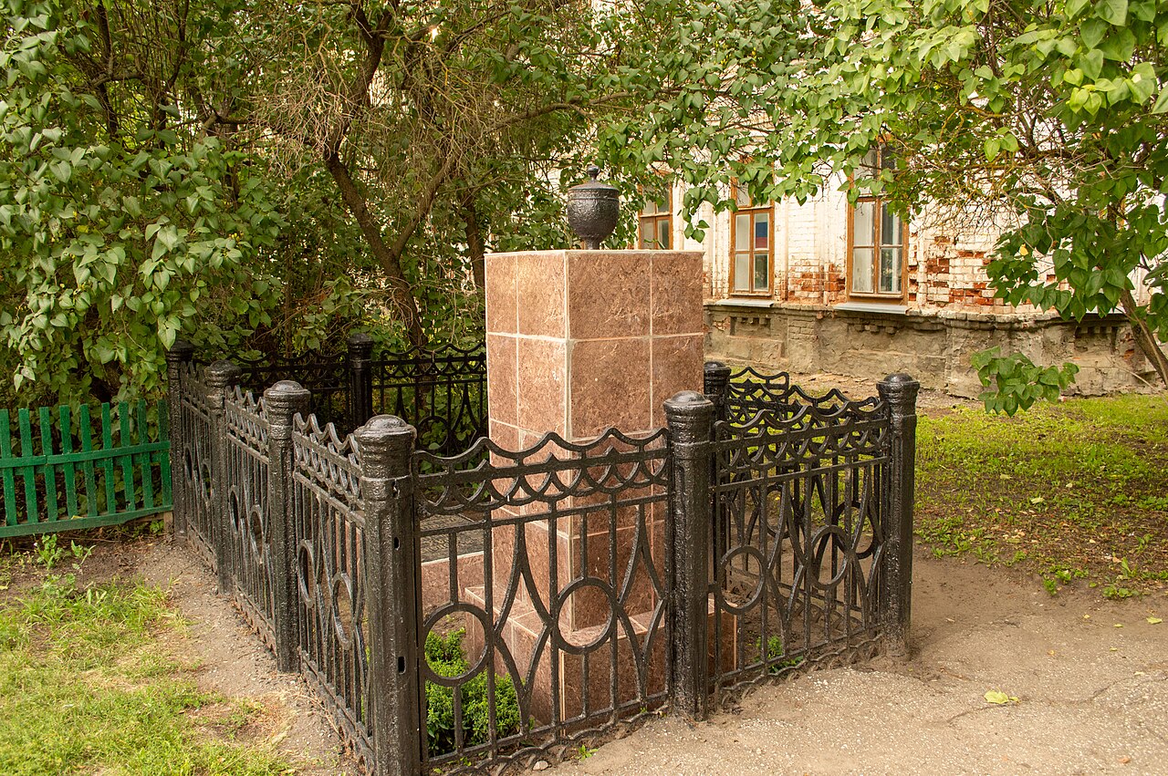 Могила родителей Белинского в историческом центре города