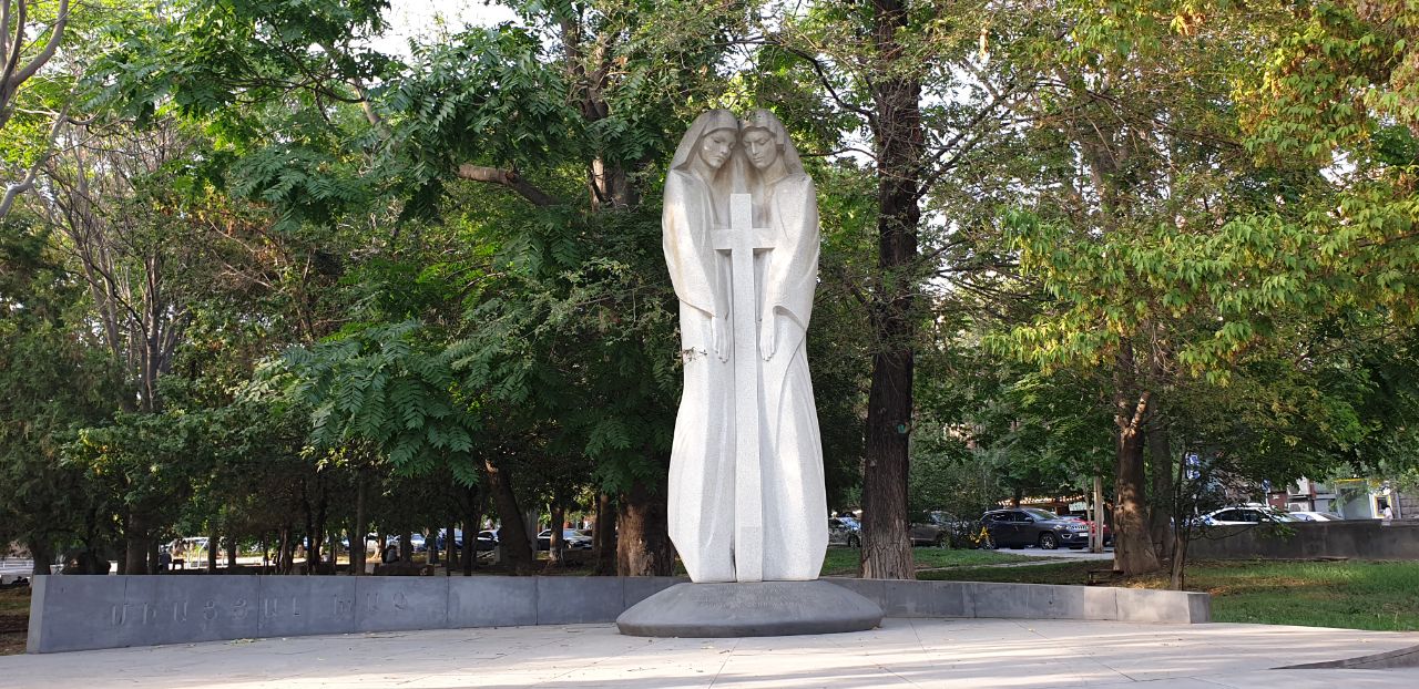 Обелиск «Единый крест» в Ереване