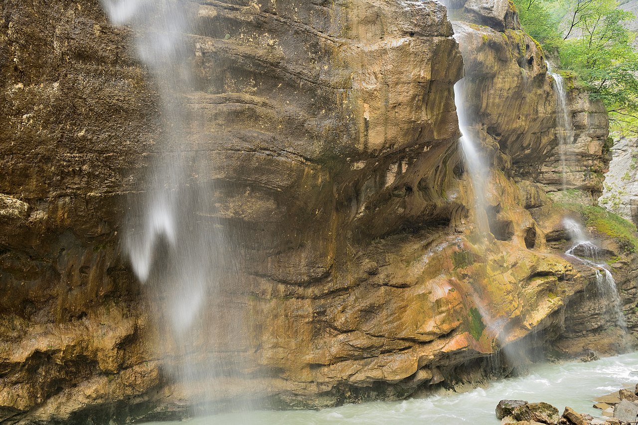 Файл:Side view of the Chegem waterfalls_2.jpg