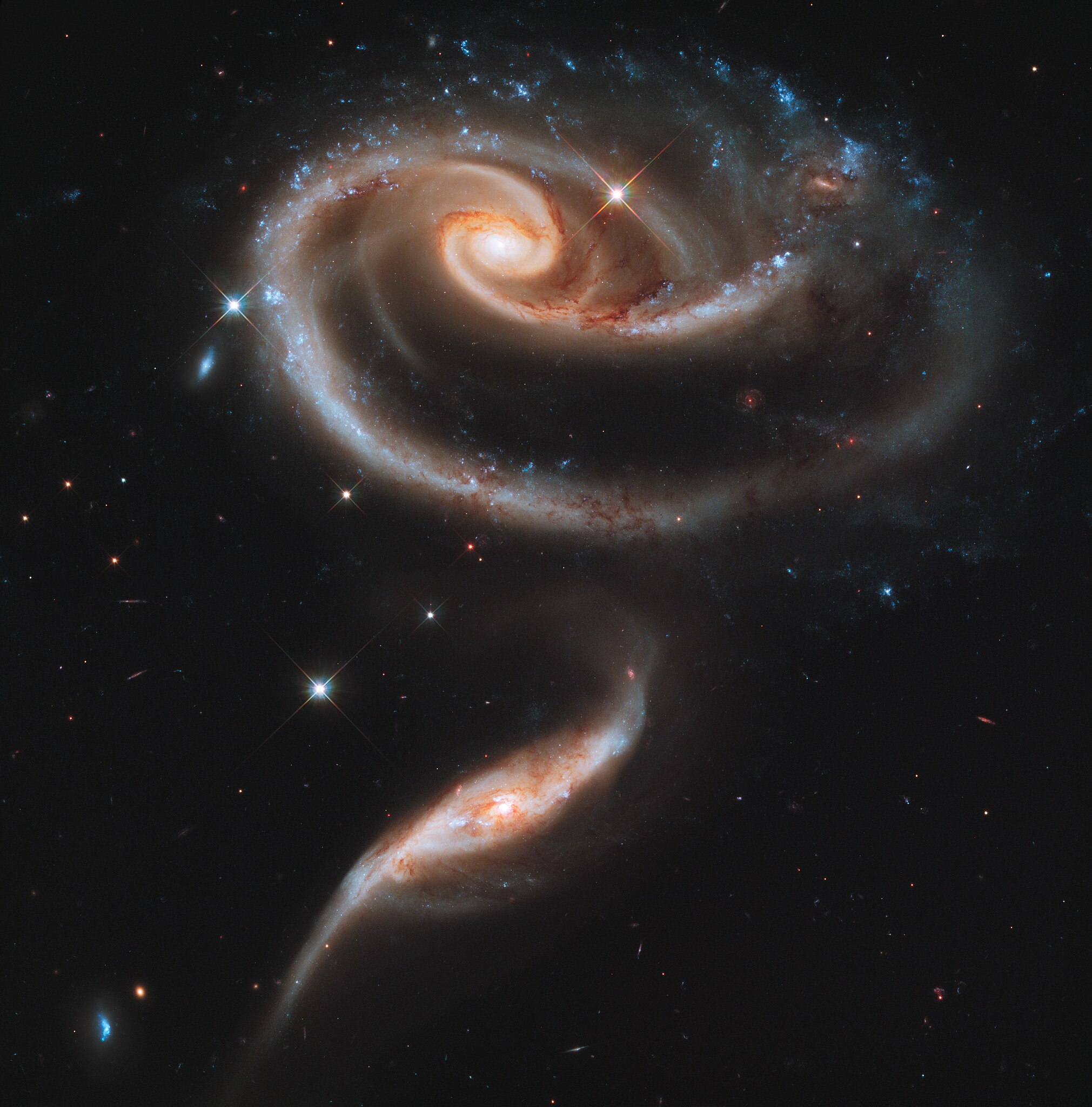 Группа взаимодействующих галактик Arp 273 Одна из самых красивых полученных телескопом фотографий. На снимке хорошо видна деформация, вызванная приливными силами меньшей из двух галактик на ее сестринскую галактику UGC 1810