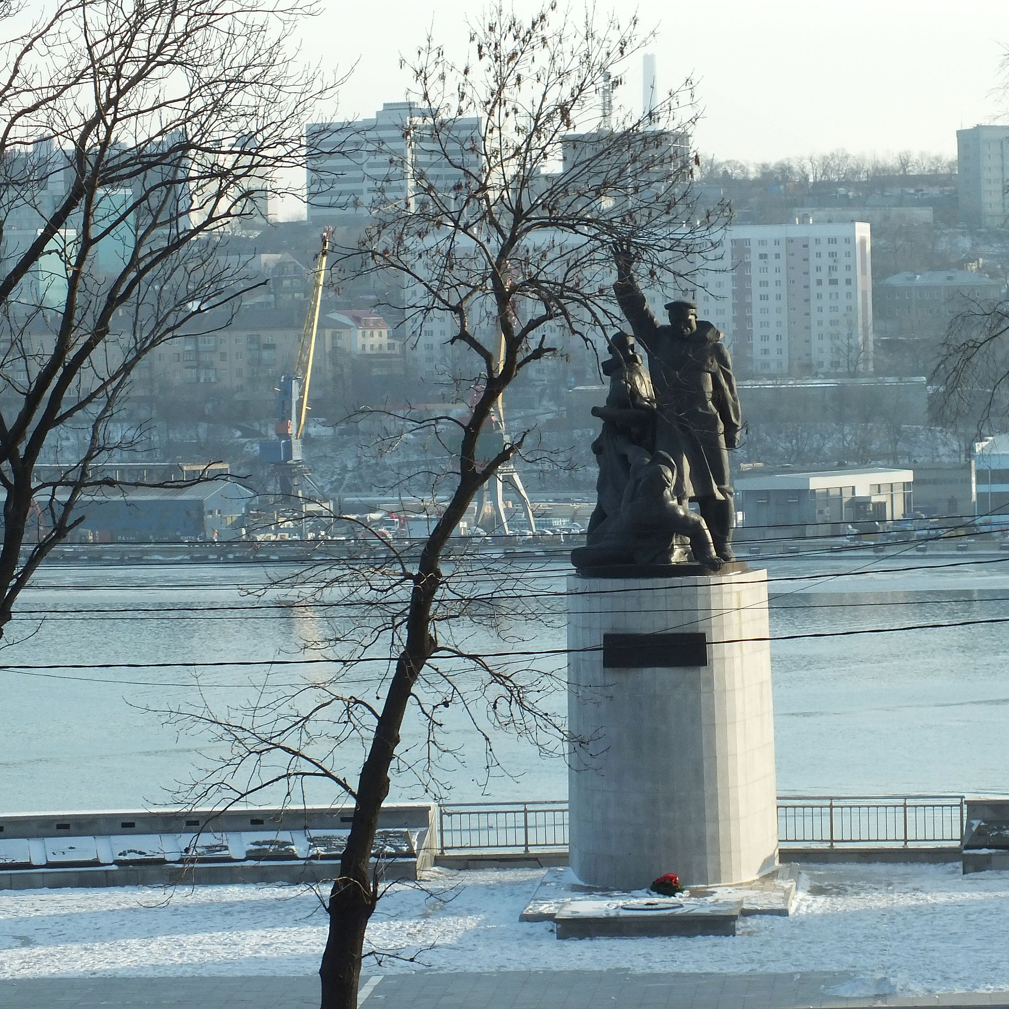 Файл:Владивосток памятник погибшим морякам торгового флота 1941-1945.jpg