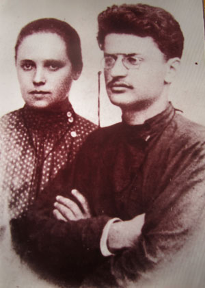 Файл:Trotsky-Sokolovskaia-1902.jpg