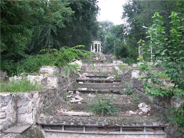 Файл:Руины каскадной лестницы в парке Валя Морилор.jpg