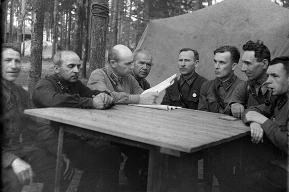 Файл:Warfare. August 20. 1942. Officers of the Leningrad Front listen to news from the front.png