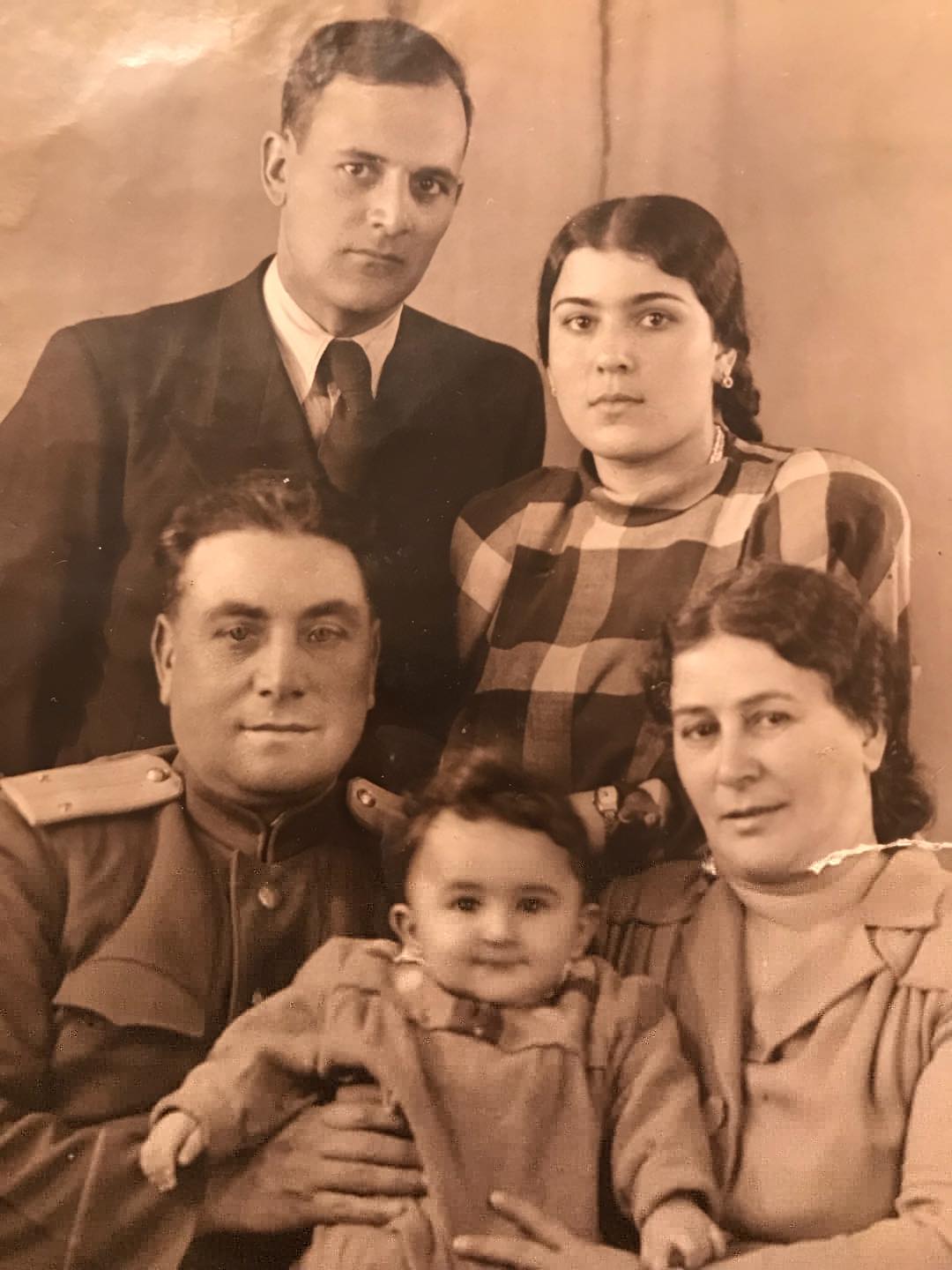 С семьёй через год после женитьбы и перевода на работу в Баку (1947)