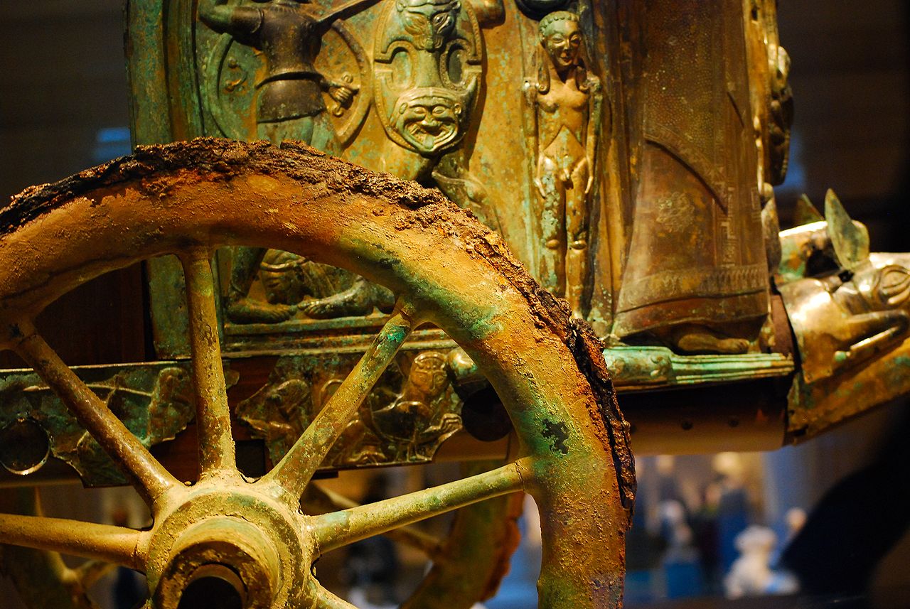 Деталь колеса этрусской колесницы из Монтелеоне -ди-Сполето. Метрополитен-музей в Нью-Йорке.