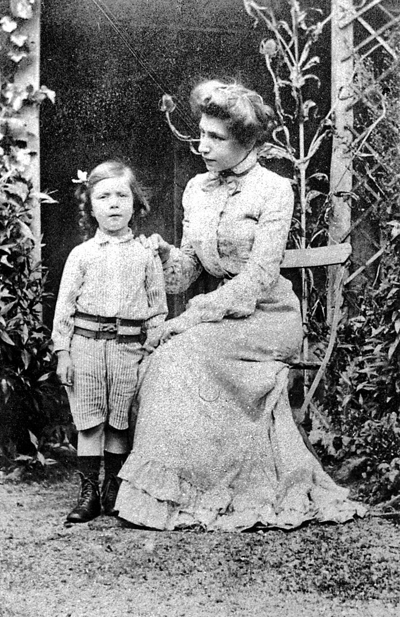 Мирра Морисетт с сыном Андре 1902.jpg