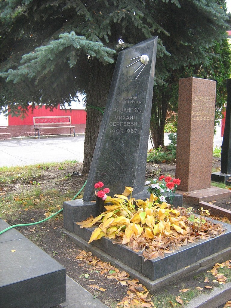 Надгробие на могиле М. С. Рязанского