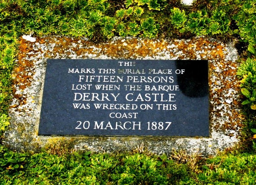 Мемориальная доска в честь погибших членов экипажа судна «Derry Castle»