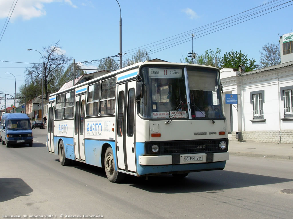Ikarus-260 на улице Кишинёва.jpg