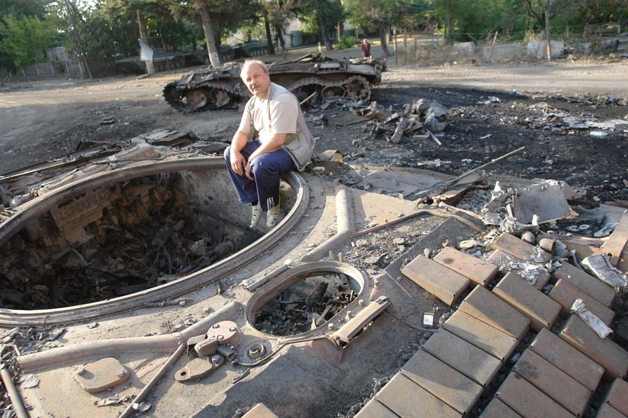 Цхинвал. Николай Иванов у подбитых грузинских танков. Август 2008 года