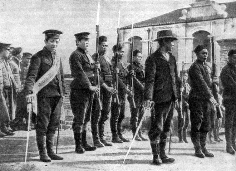 Файл:Солдаты и офицеры революционной армии. Фотография. 1911 год.jpg