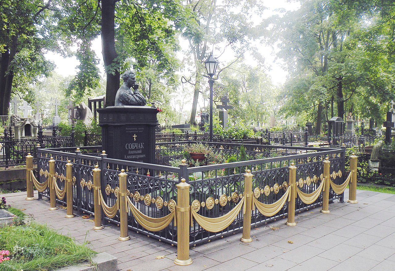 Надгробие Анатолия Собчака.Никольское кладбище Александро-Невской Лавры, 2009