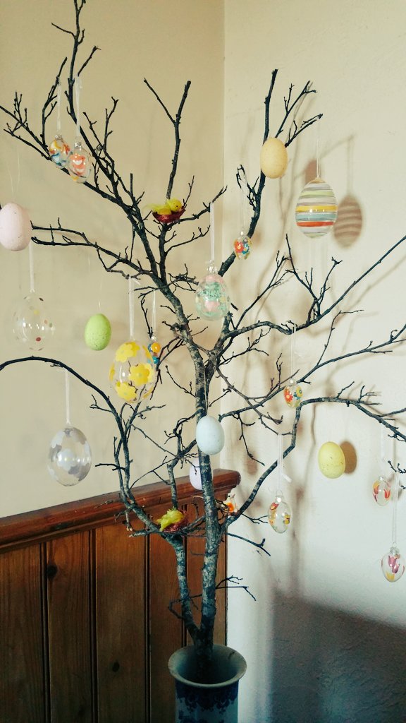 Деревце, украшенное расписными яйцами
