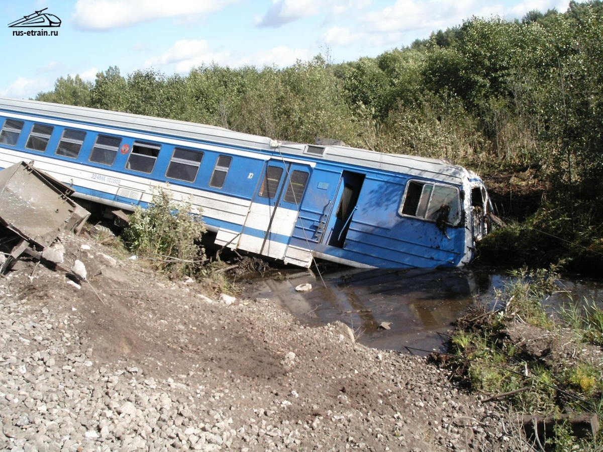 2004 Rostov - Semibratovo rail cross collision.jpg