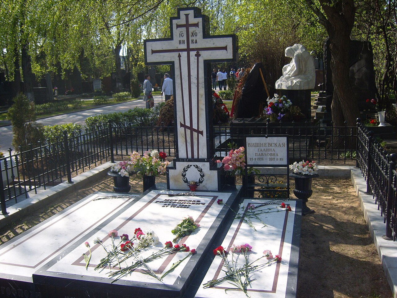 Файл:Mstislav Rostropovich grave 2.jpg