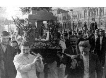 Файл:Stalin buries Dovgalevsky.jpg