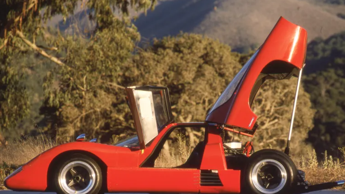 Дорожный прототип McLaren M6GT-1 с открытыми дверями и задней частью кузова