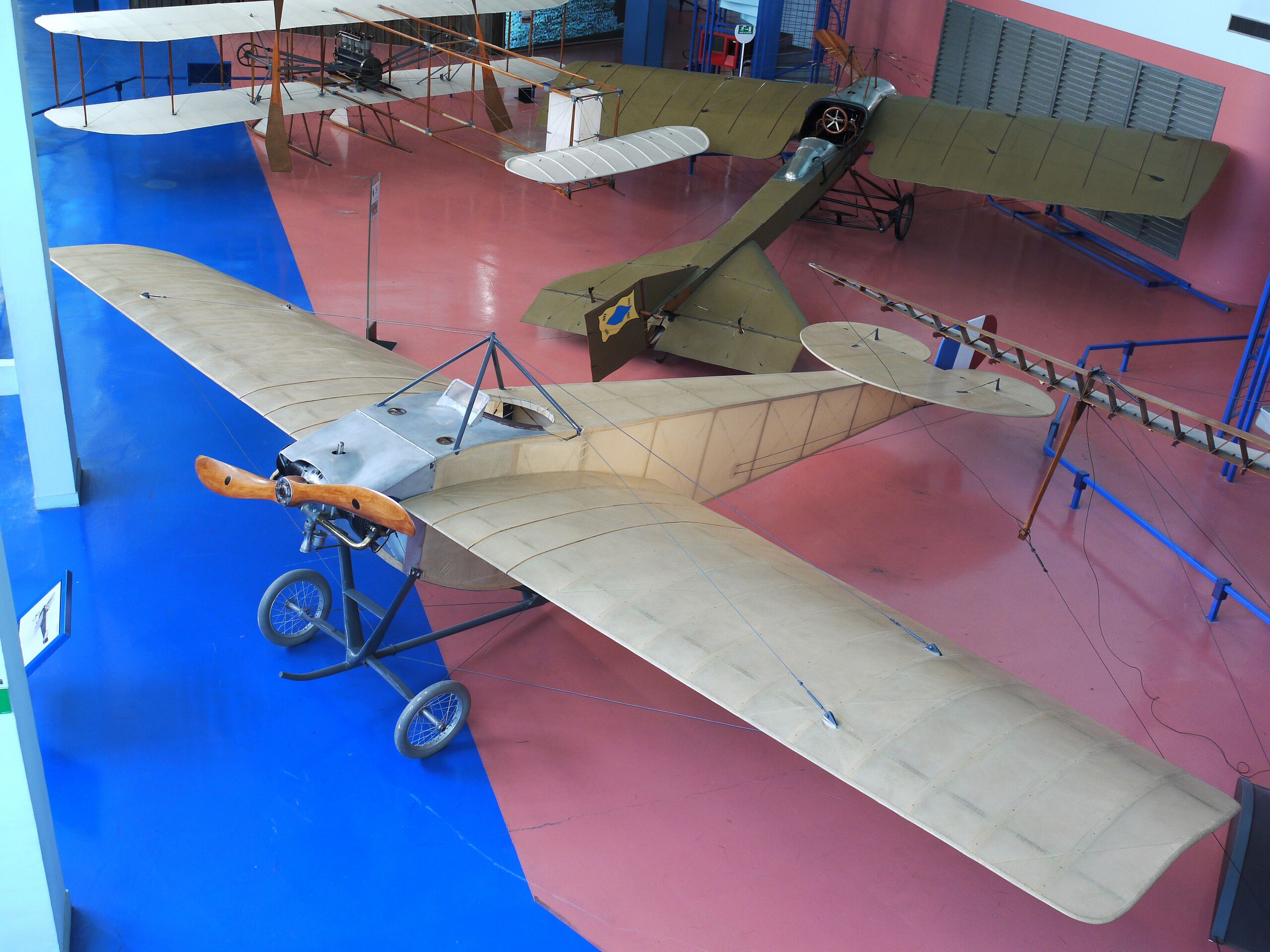Один из последних экземпляров Nieuport II.N, выставленных в Музее воздуха и космоса в Ле-Бурже недалеко от Парижа .